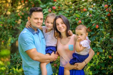 Mutlu bir aile. Aile güzel bir parkta dinleniyor. Aile zamanı..