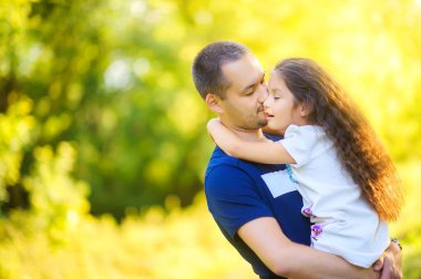 Babası ve sevgili kızı gün batımında parkta kollarındaydılar..