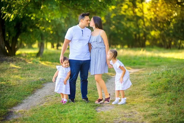 Familia Feliz Caminatas Familiares Hermoso Parque Atardecer Tiempo Familia —  Fotos de Stock