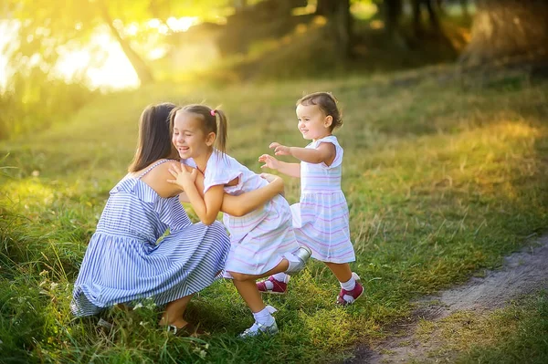 Família Feliz Mãe Com Filhas Brinca Descansa Belo Parque Pôr — Fotografia de Stock