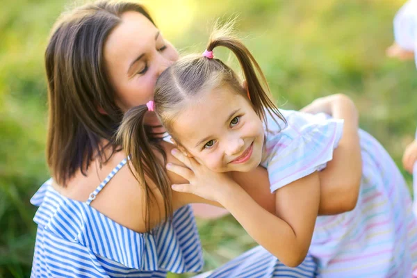 Lycklig Familj Mamma Med Döttrar Leker Och Vilar Vacker Park — Stockfoto