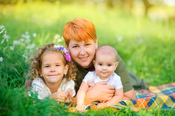 Счастливая Семья Мама Любимыми Дочками Отдыхает Красивом Парке Закате Семейное — стоковое фото