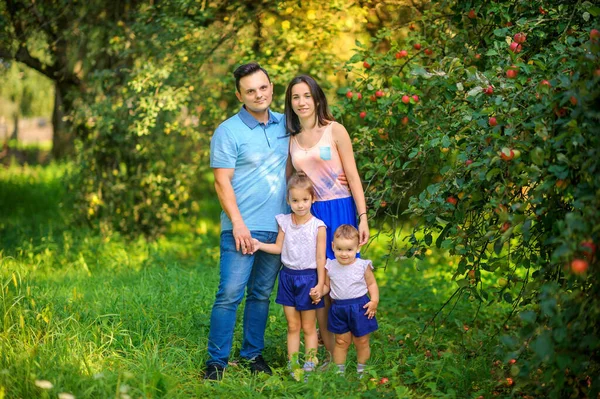 Bonne Famille Une Famille Promène Dans Beau Verger Pommes Temps — Photo