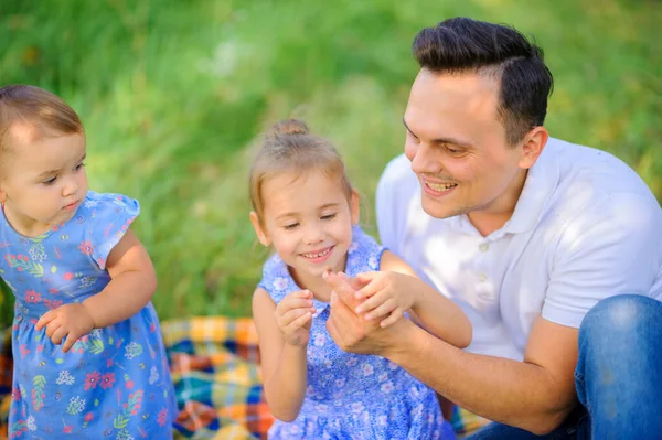 Счастливая Семья Семья Отдыхает Красивом Парке Папа Играет Своими Дочерьми — стоковое фото