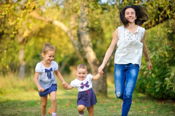 Gelukkige Familie Moeder Met Dochters Speelt Rust Een Prachtig Park — Stockfoto