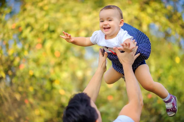 Счастливая Семья Папа Дочкой Красивом Парке Держит Ребенка Руках Веселится — стоковое фото