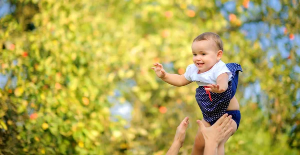 Família Feliz Papai Filha Belo Parque Joga Bebê Seus Braços — Fotografia de Stock