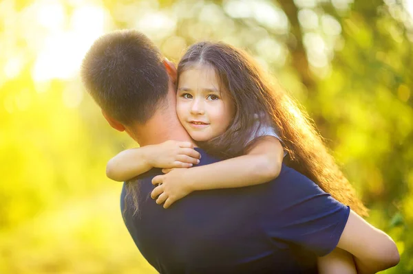 Familia Feliz Papá Con Amada Hija Sus Brazos Parque Atardecer — Foto de Stock