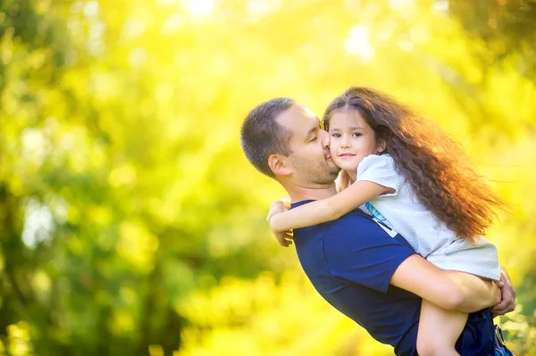 Familia Feliz Papá Con Amada Hija Sus Brazos Parque Atardecer —  Fotos de Stock