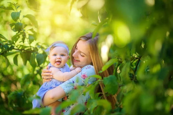 Família Feliz Mãe Com Filhas Brinca Descansa Belo Parque Pôr — Fotografia de Stock