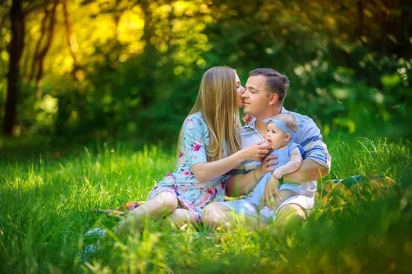 Lykkelig Familie Familien Hviler Parken Ved Solnedgang Familietid – stockfoto