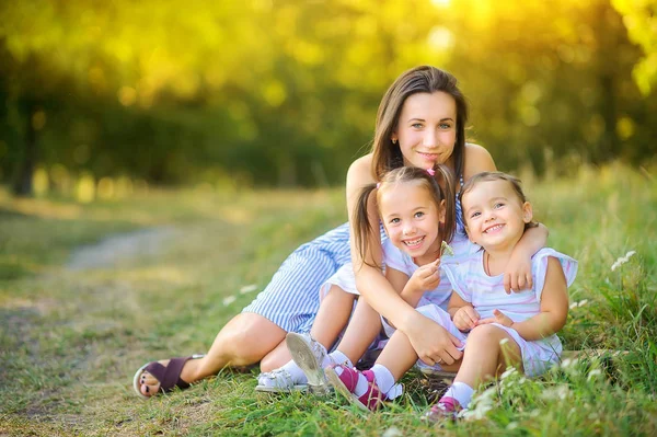 Mutlu Bir Aile Anne Sevgili Kızları Bir Arının Içinde Dinleniyorlar Stok Resim