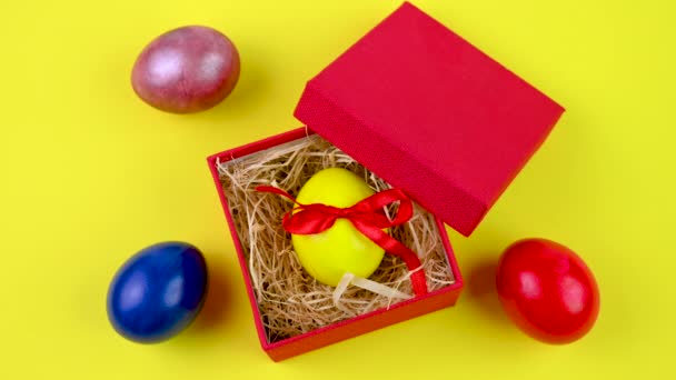 Celebración Pascua Huevo Pascua Amarillo Atado Con Una Cinta Roja — Vídeos de Stock