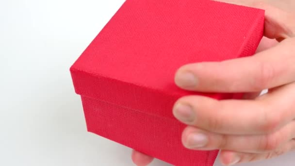 Wit Paaseieren Versierd Met Een Rood Lint Ligt Een Geschenkdoosje — Stockvideo