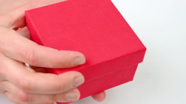 Wit Paaseieren Versierd Met Een Rood Lint Ligt Een Geschenkdoosje — Stockvideo