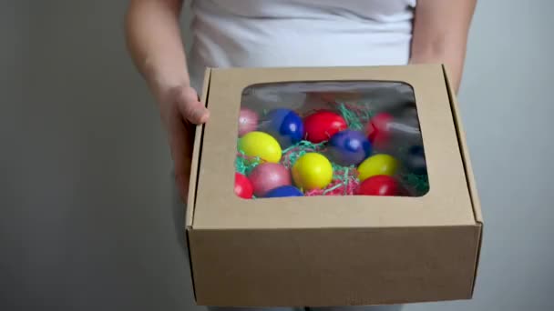 Una Mujer Abre Muestra Una Caja Con Coloridos Huevos Pascua — Vídeos de Stock