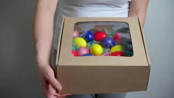 Una Mujer Abre Muestra Una Caja Con Coloridos Huevos Pascua — Vídeo de stock