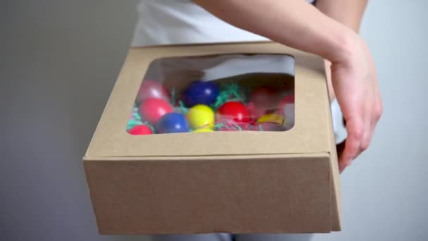 Una Mujer Abre Muestra Una Caja Con Coloridos Huevos Pascua — Vídeos de Stock