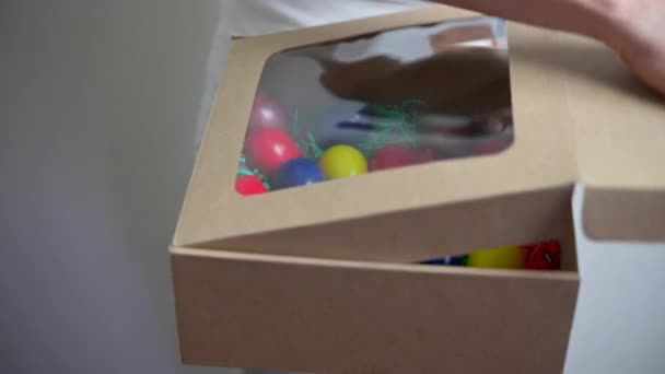 Uma Mulher Abre Mostra Uma Caixa Com Ovos Páscoa Coloridos — Vídeo de Stock