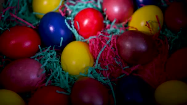 Primer Plano Los Coloridos Huevos Pascua Yacen Una Caja Oropel — Vídeo de stock