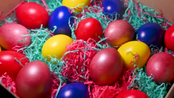 Primer Plano Mano Niño Toma Huevo Pascua Una Caja Decoraciones — Vídeos de Stock