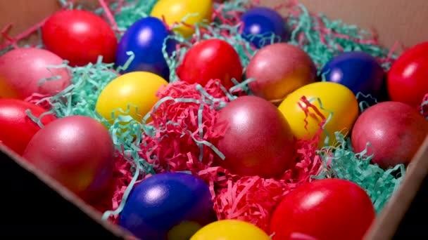 Primer Plano Los Coloridos Huevos Pascua Yacen Una Caja Oropel — Vídeos de Stock