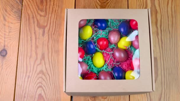 Primer Plano Los Coloridos Huevos Pascua Yacen Una Caja Oropel — Vídeos de Stock