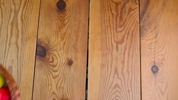 Górny Widok Żeńskich Rąk Stanowi Kosz Kolorowymi Pisankami Drewnianym Stole — Wideo stockowe
