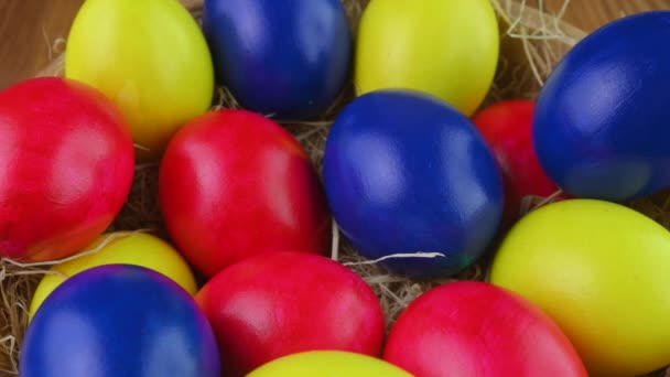 Closeup Top View Colorful Easter Eggs Lie Bacon Basket 360 — Stock video