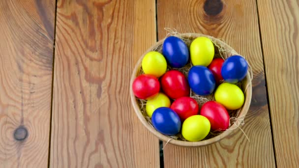 Coloridos Huevos Pascua Yacen Sobre Una Yema Una Canasta Sobre — Vídeos de Stock