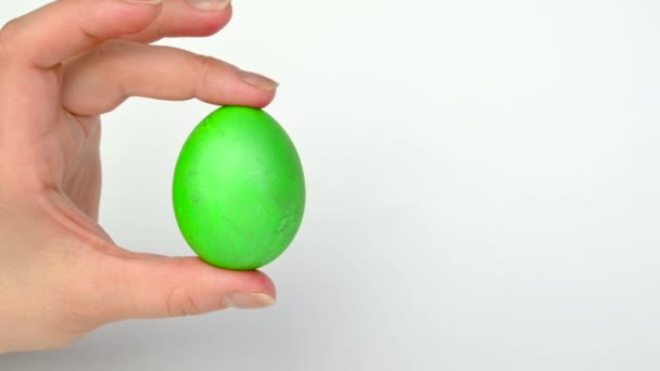 Πασχαλινά Αυγά Κοντινό Γυναικείο Χέρι Δείχνει Πολύχρωμα Πασχαλινά Αυγά Λευκό — Αρχείο Βίντεο