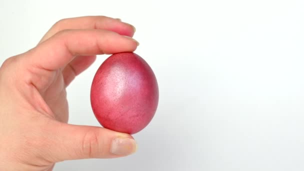 Πασχαλινά Αυγά Closeup Θηλυκό Χέρι Κατέχει Και Δείχνει Πολύχρωμα Αυγά — Αρχείο Βίντεο