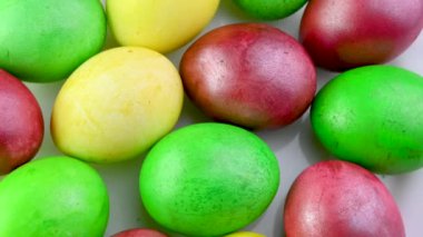 Yakından bakınca renkli paskalya yumurtaları tabakta duruyor. 360 derece dönüş. Paskalya süsleri. Paskalya konsepti arka planı.