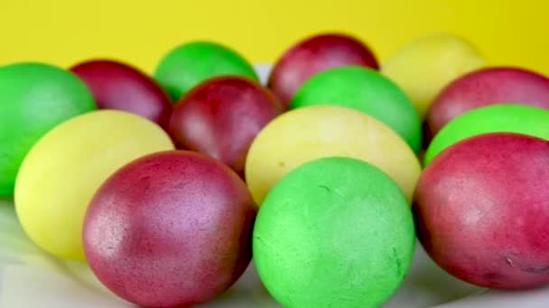 Primer Plano Los Coloridos Huevos Pascua Yacen Plato 360 Rotación — Vídeos de Stock