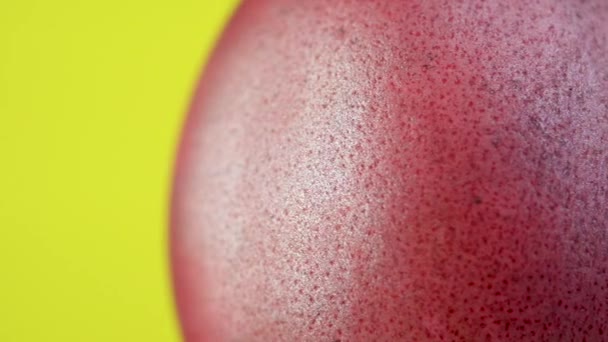 Червоні Великодні Яйця Обертаються Жовтому Тлі 360 Обертання Великодні Прикраси — стокове відео