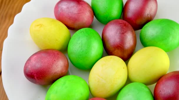 Vista Superior Close Ovos Páscoa Coloridos Estão Uma Chapa Rotação — Vídeo de Stock