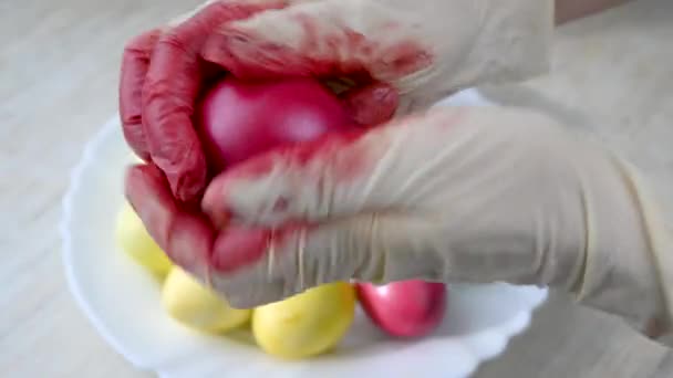 Celebración Pascua Muchacha Los Guantes Pinta Los Huevos Pascua Rojo — Vídeos de Stock