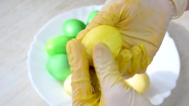 Velikonoční Oslavy Dívka Rukavicích Maluje Velikonoční Vajíčka Žlutě Vařím Svátky — Stock video