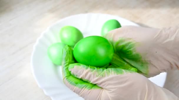 Γιορτή Του Πάσχα Κορίτσι Γάντια Ζωγραφίζει Πασχαλινά Αυγά Πράσινο Χρώμα — Αρχείο Βίντεο
