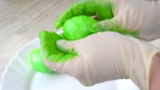イースターのお祝い 手袋の女の子は緑のイースターエッグをペイントします 休日の料理 イースターの伝統 — ストック動画