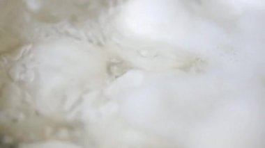 Tavuklu yumurtaların üst görüntüsü ocağın mutfağındaki tavada kaynatılmış. Yemek pişirmek..