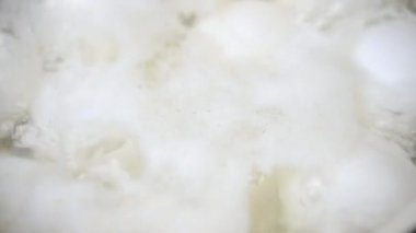 Tavuklu yumurtaların üst görüntüsü ocağın mutfağındaki tavada kaynatılmış. Yemek pişirmek..