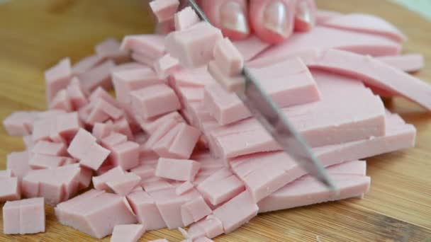 Cozinheiro Feminino Corta Uma Linguiça Pedaços Uma Tábua Madeira Com — Vídeo de Stock