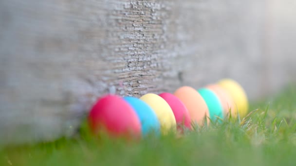 Paasfeest Selectieve Focus Kleurrijke Paaseieren Het Gazon Een Houten Ondergrond — Stockvideo