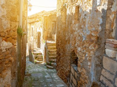 Eski bir İtalyan ortaçağ şehrinde bir sokak. Avrupa 'nın manzarası.