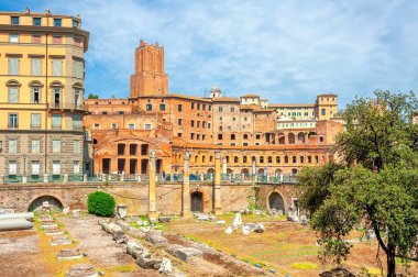 Antik Roma forumunun kalıntıları, antik Roma 'nın en önemli yeri. Roma 'nın antik mimarisi. ünlü mimari simgenin üzerinde.