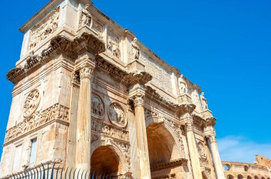 Şafakta Roma 'daki Konstantin Kemeri' nin manzarası, arka planda Kolezyum 'un duvarları. ünlü mimari simgenin üzerinde. Avrupa. İtalya