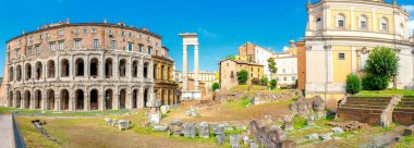Roma 'nın antik mimarisi. Roma amfitiyatrosunun panoraması ve antik harabelerdeki sütunlar. ünlü mimari simgenin üzerinde.