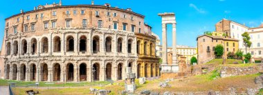 Roma 'nın antik mimarisi. Roma amfitiyatrosunun panoraması ve antik harabelerdeki sütunlar. ünlü mimari simgenin üzerinde.