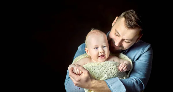 Szczęśliwy Ojciec Żyje Ramionach Nowonarodzonego Dziecka Przytula Się Pozuje Śmietankowo — Zdjęcie stockowe